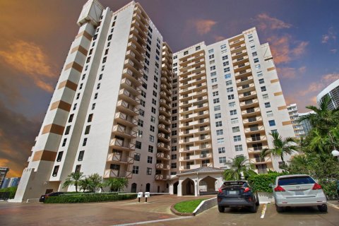 Condominio en Hallandale Beach, Florida, 1 dormitorio № 2188047