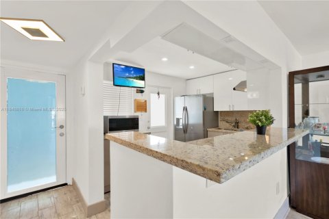 Condominio en venta en Miami Beach, Florida, 1 dormitorio, 73.76 m2 № 1847667 - foto 2