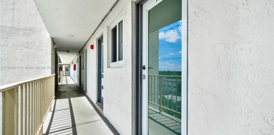 Condominio en Miami Beach, Florida, 1 dormitorio  № 1847667