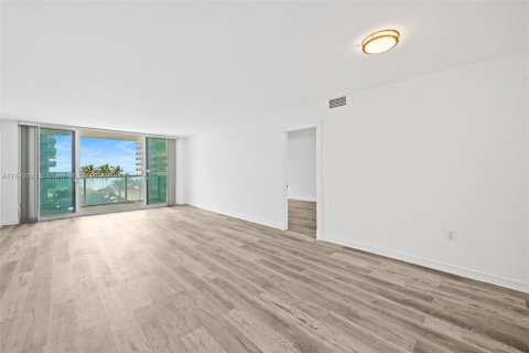 Condo in Miami Beach, Florida, 2 bedrooms  № 1726154 - photo 1