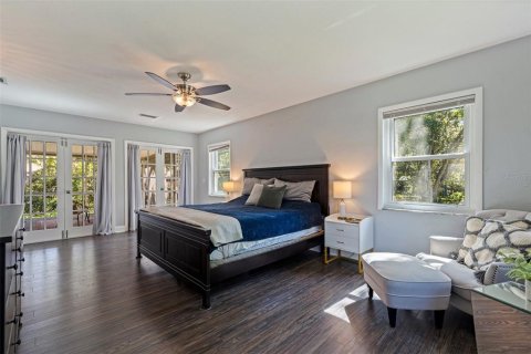 House in Saint Petersburg, Florida 4 bedrooms, 221.48 sq.m. № 1792329 - photo 23
