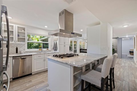 House in Saint Petersburg, Florida 4 bedrooms, 221.48 sq.m. № 1792329 - photo 12