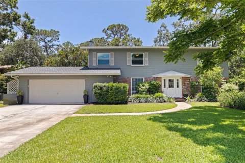 House in Saint Petersburg, Florida 4 bedrooms, 221.48 sq.m. № 1792329 - photo 1