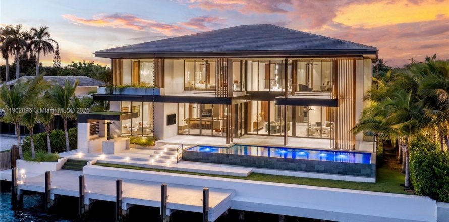 Villa ou maison à North Miami, Floride 7 chambres, 736.06 m2 № 1964195