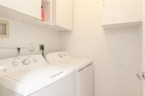 Townhouse in Hollywood, Florida 3 bedrooms, 149.02 sq.m. № 1964268 - photo 12