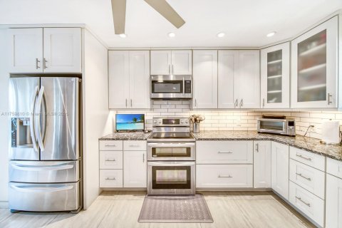 House in Palmetto Bay, Florida 5 bedrooms, 281.49 sq.m. № 1695808 - photo 8