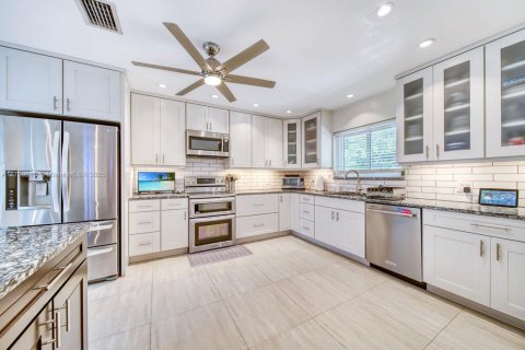 House in Palmetto Bay, Florida 5 bedrooms, 281.49 sq.m. № 1695808 - photo 6