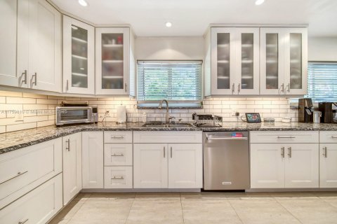 House in Palmetto Bay, Florida 5 bedrooms, 281.49 sq.m. № 1695808 - photo 7