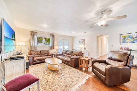 House in Palmetto Bay, Florida 5 bedrooms, 281.49 sq.m. № 1695808 - photo 12