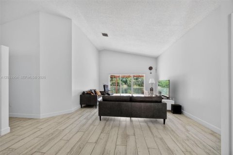Villa ou maison à louer à Pembroke Pines, Floride: 4 chambres, 237.27 m2 № 2085733 - photo 12