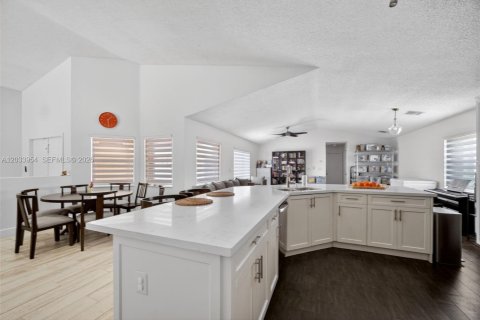 Villa ou maison à louer à Pembroke Pines, Floride: 4 chambres, 237.27 m2 № 2085733 - photo 10