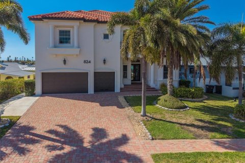 House in Clearwater, Florida 6 bedrooms, 458.38 sq.m. № 2221822
