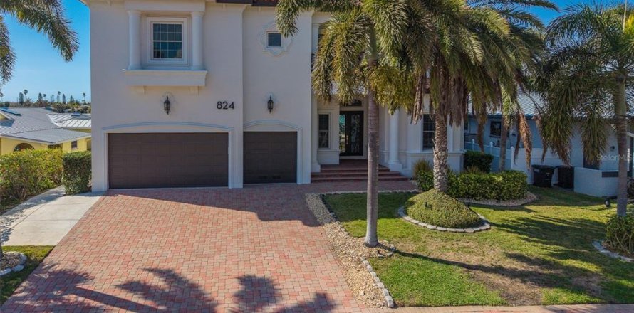 House in Clearwater, Florida 6 bedrooms, 458.38 sq.m. № 2221822