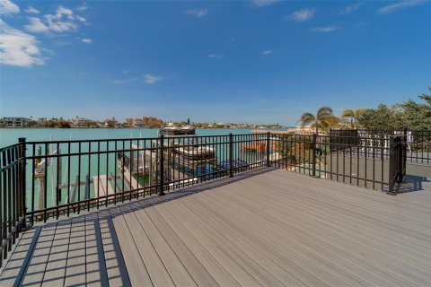 House in Clearwater, Florida 6 bedrooms, 458.38 sq.m. № 2221822 - photo 29