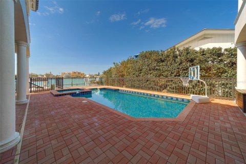 House in Clearwater, Florida 6 bedrooms, 458.38 sq.m. № 2221822 - photo 23