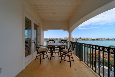 House in Clearwater, Florida 6 bedrooms, 458.38 sq.m. № 2221822 - photo 17