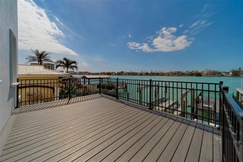 House in Clearwater, Florida 6 bedrooms, 458.38 sq.m. № 2221822 - photo 27