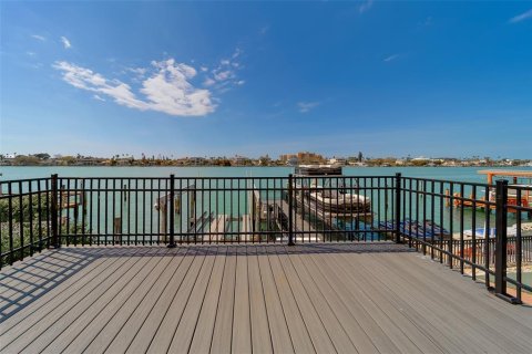 House in Clearwater, Florida 6 bedrooms, 458.38 sq.m. № 2221822 - photo 28