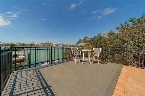 House in Clearwater, Florida 6 bedrooms, 458.38 sq.m. № 2221822 - photo 26