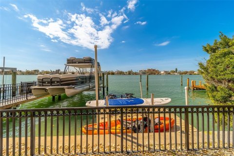 House in Clearwater, Florida 6 bedrooms, 458.38 sq.m. № 2221822 - photo 4