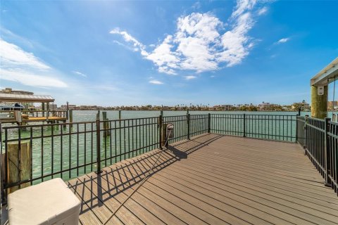 House in Clearwater, Florida 6 bedrooms, 458.38 sq.m. № 2221822 - photo 5