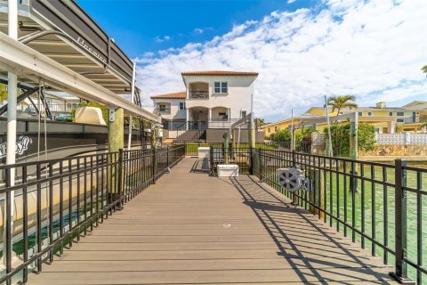 House in Clearwater, Florida 6 bedrooms, 458.38 sq.m. № 2221822 - photo 7