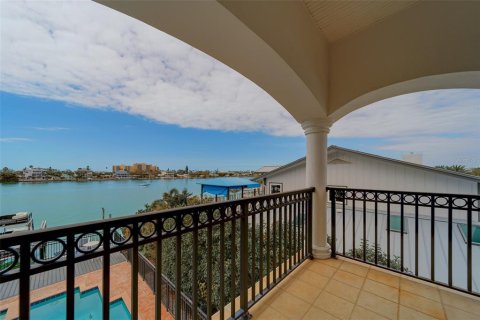 House in Clearwater, Florida 6 bedrooms, 458.38 sq.m. № 2221822 - photo 20