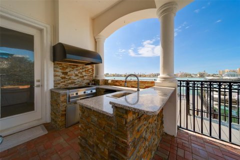 House in Clearwater, Florida 6 bedrooms, 458.38 sq.m. № 2221822 - photo 24