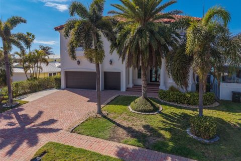 House in Clearwater, Florida 6 bedrooms, 458.38 sq.m. № 2221822 - photo 11
