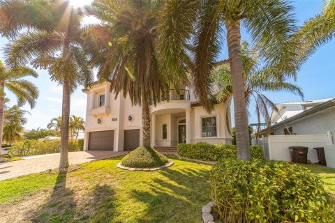 House in Clearwater, Florida 6 bedrooms, 458.38 sq.m. № 2221822 - photo 10