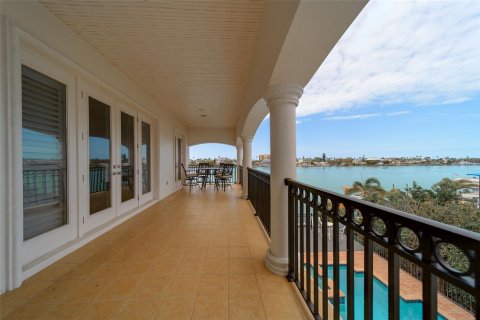 House in Clearwater, Florida 6 bedrooms, 458.38 sq.m. № 2221822 - photo 18