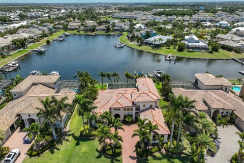 House in Apollo Beach, Florida 4 bedrooms, 409.33 sq.m. № 1757938 - photo 1