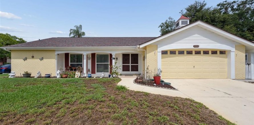 House in Hudson, Florida 2 bedrooms, 141.12 sq.m. № 2207153