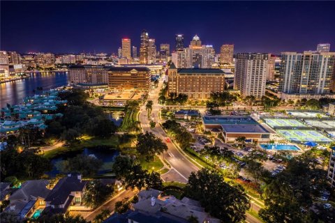 Casa en venta en Tampa, Florida, 5 dormitorios, 415.74 m2 № 2383562 - foto 4
