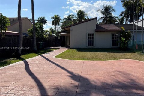 House in Miami, Florida 3 bedrooms, 118.54 sq.m. № 2031459 - photo 1