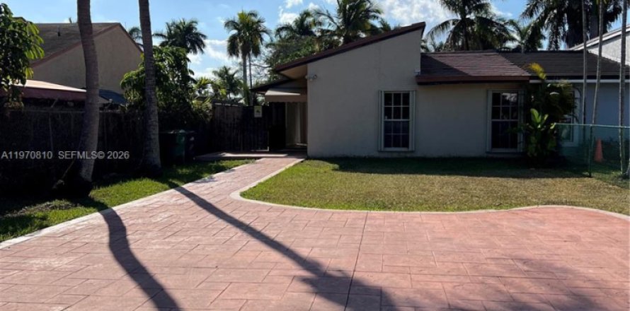 House in Miami, Florida 3 bedrooms, 118.54 sq.m. № 2031459