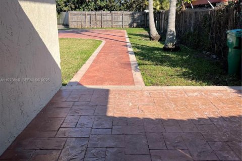 House in Miami, Florida 3 bedrooms, 118.54 sq.m. № 2031459 - photo 2