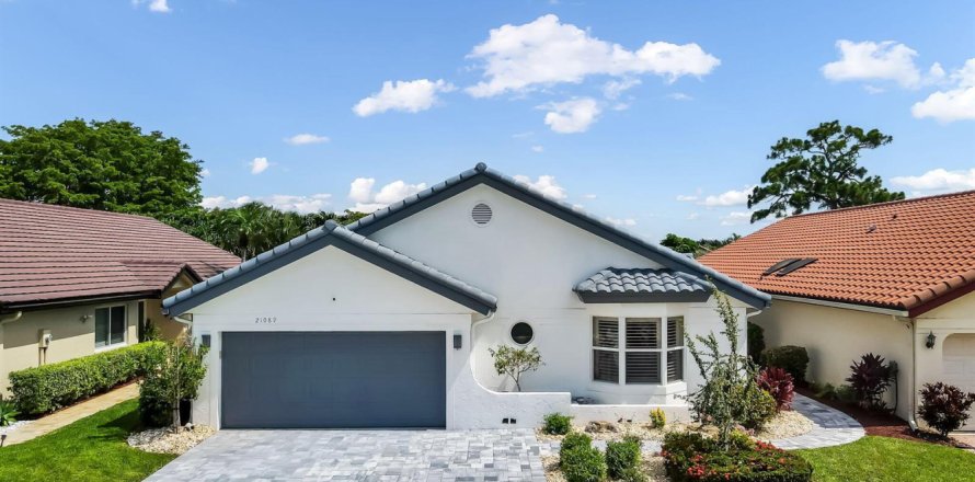 House in Boca Raton, Florida 2 bedrooms, 185.53 sq.m. № 2191601