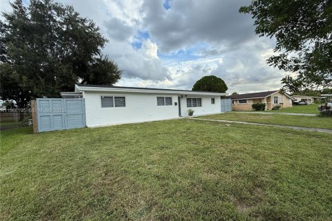 Villa ou maison à vendre à Miami Gardens, Floride: 4 chambres, 121.52 m2 № 2027791 - photo 2