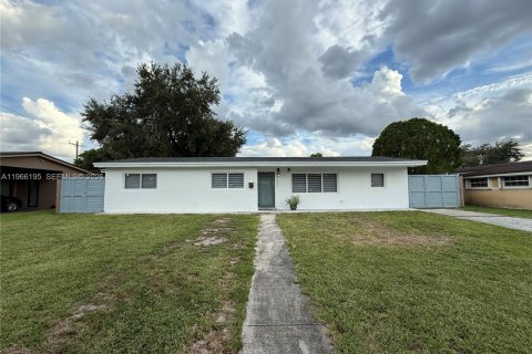 Villa ou maison à Miami Gardens, Floride 4 chambres, 121.52 m2 № 2027791