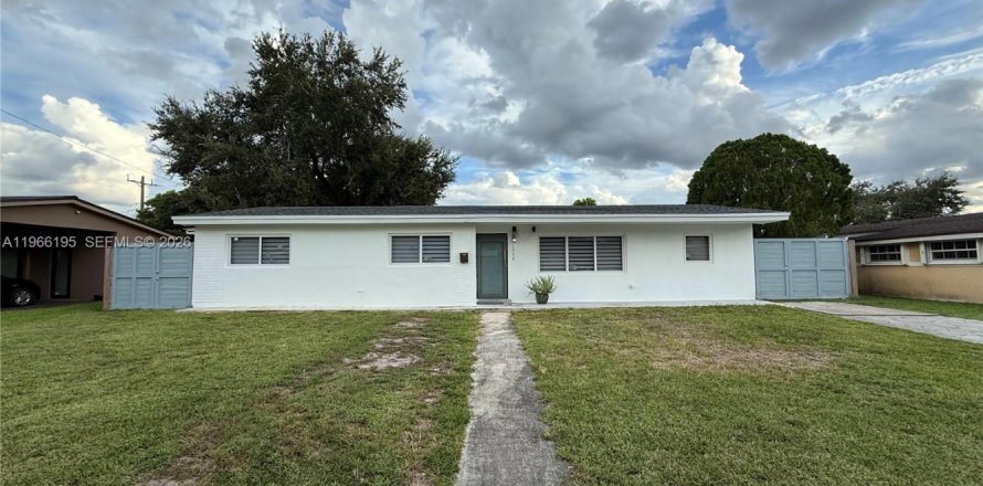 Villa ou maison à Miami Gardens, Floride 4 chambres, 121.52 m2 № 2027791