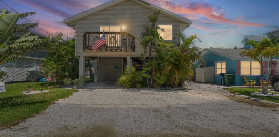 Propiedad comercial en Bradenton Beach, Florida 4 dormitorios, 156.26 m2 № 1884196