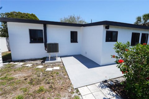 House in Tampa, Florida 3 bedrooms, 115.85 sq.m. № 1637577 - photo 12