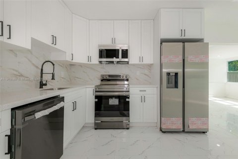 House in Fort Lauderdale, Florida 3 bedrooms № 1970412 - photo 3