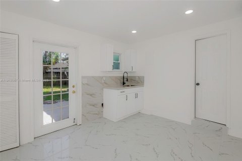 House in Fort Lauderdale, Florida 3 bedrooms № 1970412 - photo 6