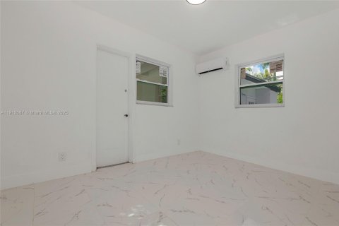 House in Fort Lauderdale, Florida 3 bedrooms № 1970412 - photo 12