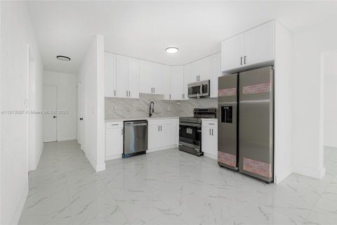 House in Fort Lauderdale, Florida 3 bedrooms № 1970412 - photo 5