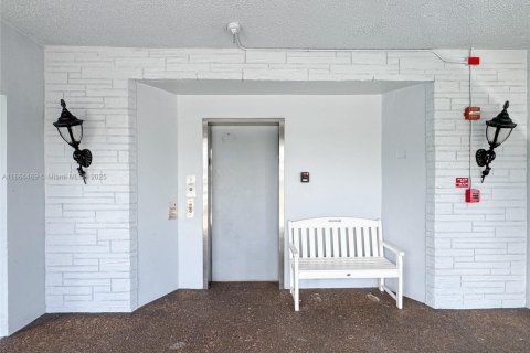 Condo in Hollywood, Florida, 1 bedroom  № 2054328 - photo 5