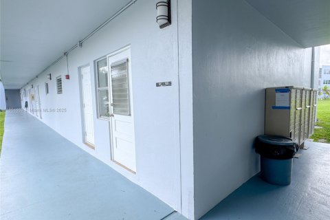 Condo in Hollywood, Florida, 1 bedroom  № 2054328 - photo 21