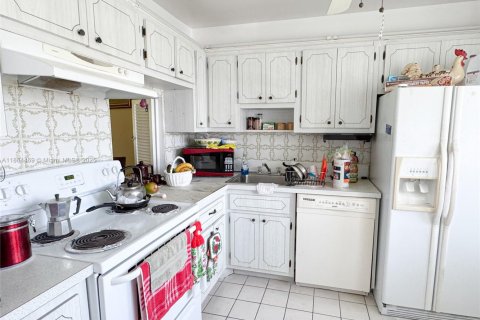 Condo in Hollywood, Florida, 1 bedroom  № 2054328 - photo 11